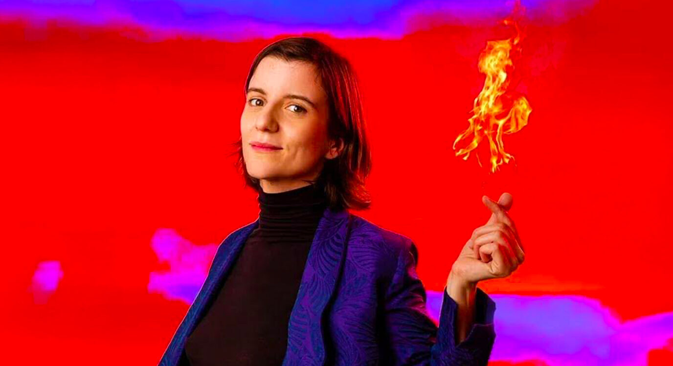 femme sur un fond rouge et bleu avec des flammes au bout des doigts