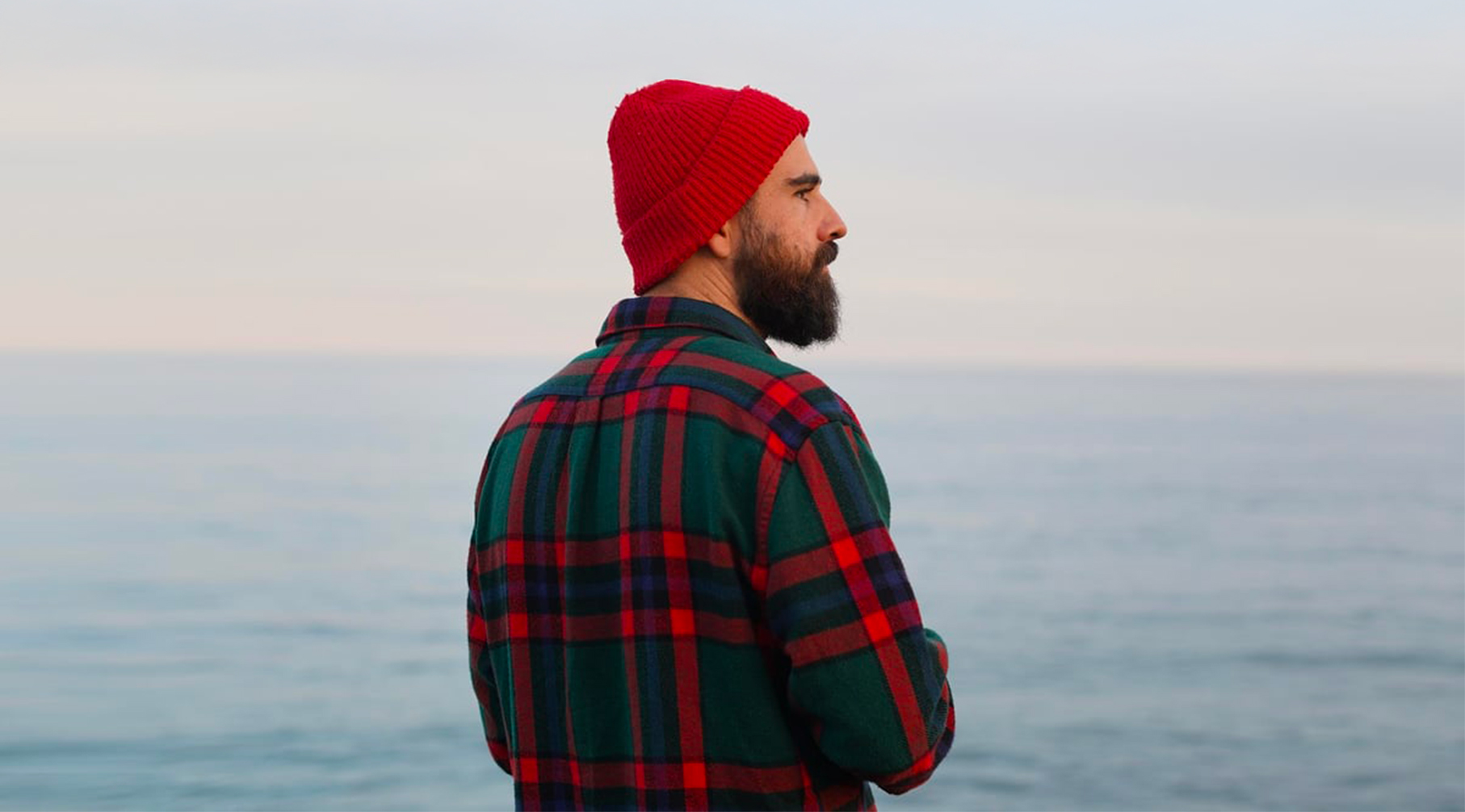 un homme face à l'horizon qui regarde au loin