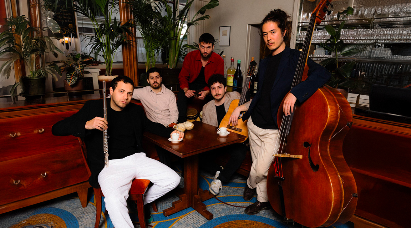 Cinq hommes avec des instruments de musique