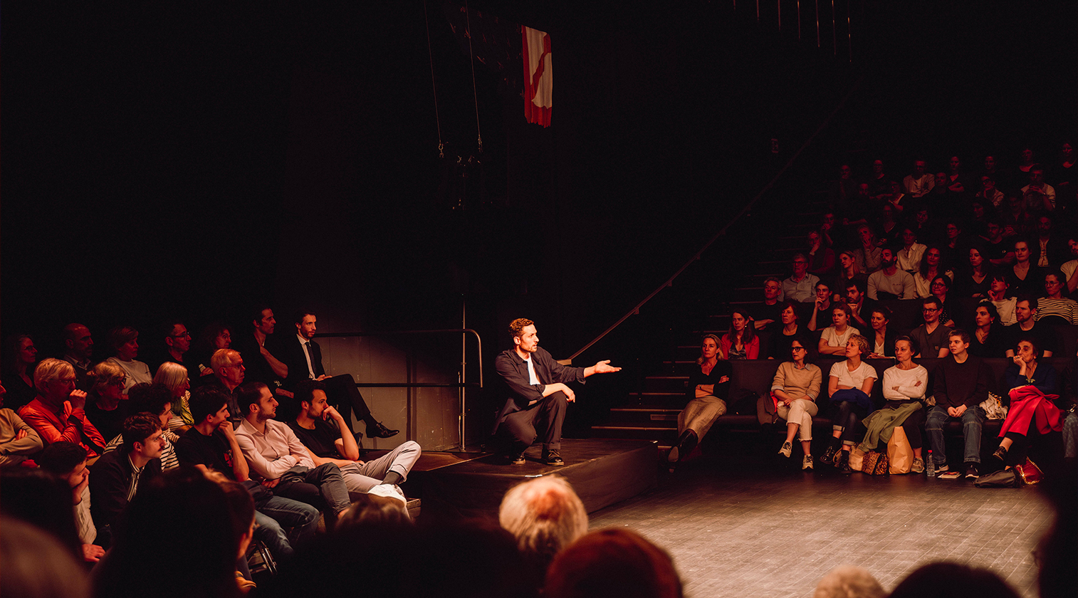 acteur de théâtre au milieu de la salle avec les spectateurs