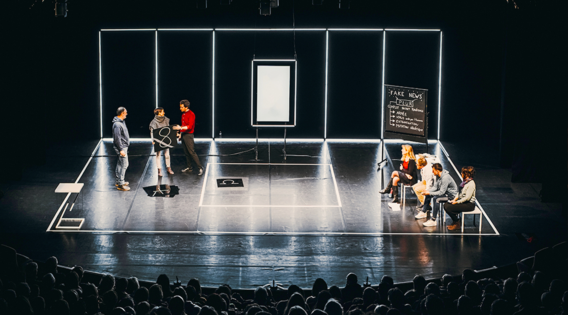 scène de théâtre avec plusieurs acteurs entrain de jouer