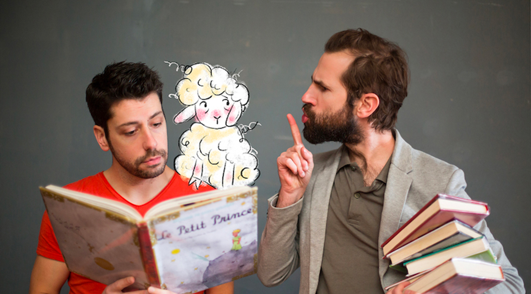 deux hommes entrain de de lire un livre avec des livres derrière eux