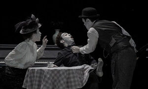 scène de ménage en noir et blanc avec deux hommes et une femme
