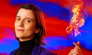 femme sur un fond rouge et bleu avec des flammes au bout des doigts