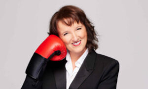 Anne Roumanoff avec un gant de boxe rouge