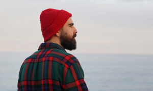 un homme face à l'horizon qui regarde au loin