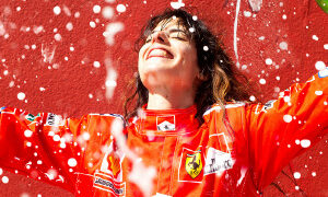Femme joyeuse dans une tenue de course automobille Ferrari