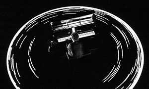 pianiste au milieu d'un cercle lumineux sur scène